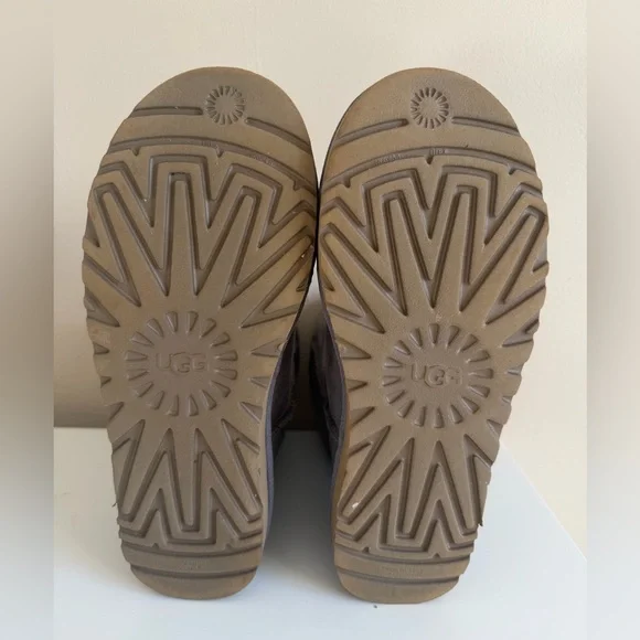 Ugg Classic Short II - Grey size 8 - Picture 9 of 13